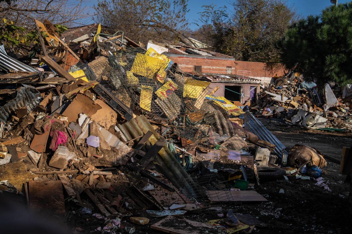 Badalona, 18/12/2025. Sociedad. Comienzan los derribos de las chabolas con una excavadora en el interior del antiguo instituto B9, donde residían alrededor de 400 personas tras el desalojo del asentamiento. Foto: Zowy Voeten / El Periódico