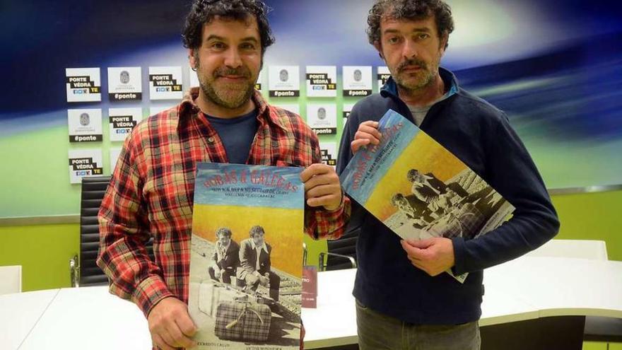 Víctor Mosqueira y Evaristo Calvo muestran el cartel de la obra de teatro. // Rafa Vázquez