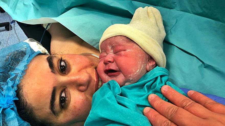 Una mujer da a luz un bebé sano tras pasar 24 días en la UCI