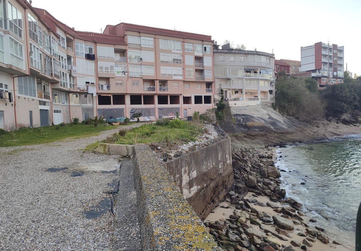 El polémico edificio de Can do Penedo en donde se realizan los trabajos en las ventanas | SANTOS ÁLVAREZ