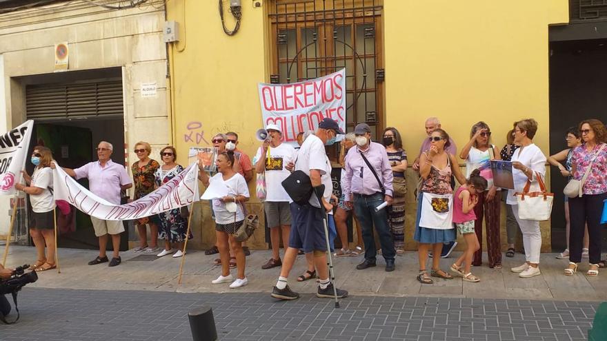 Los vecinos del Mojón reclaman en la sede de la CHS en Murcia una solución a las inundaciones