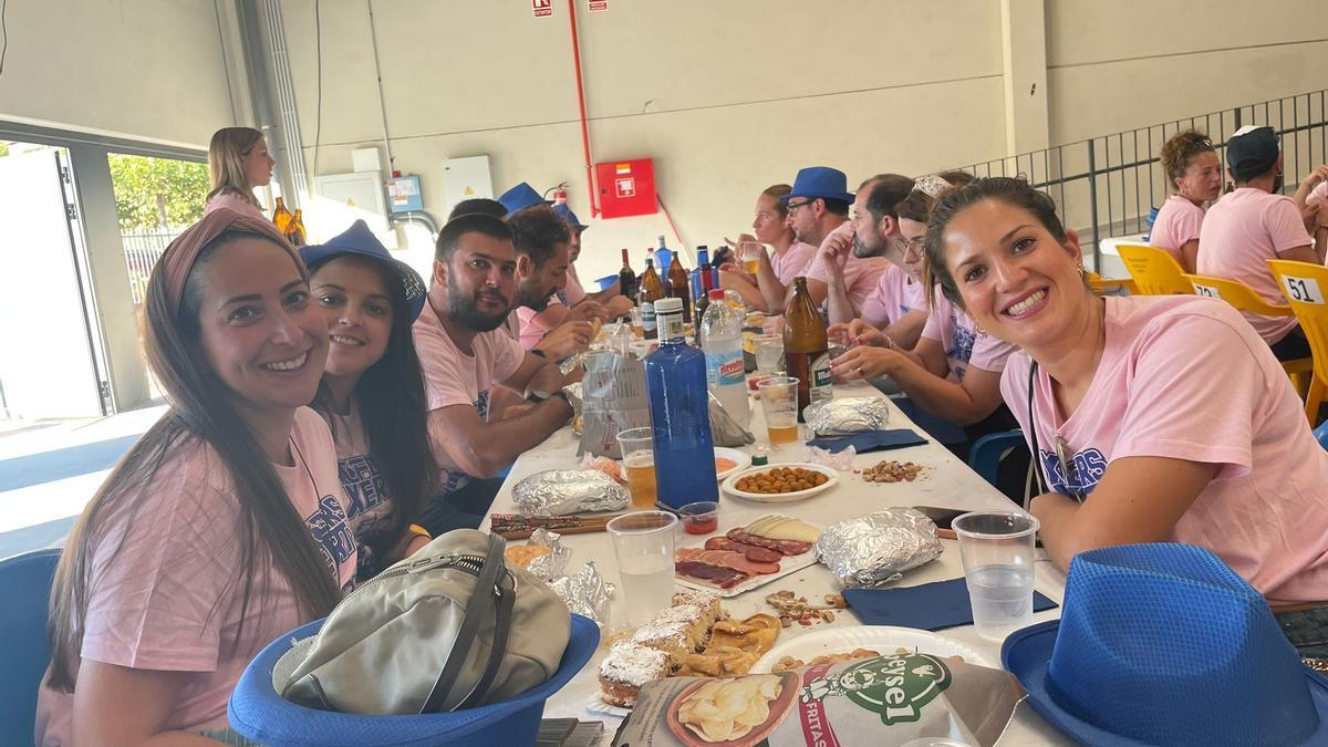 Vecinos del Grau y de Xert disfrutan de la tradicional merienda.