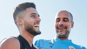 Yan Couto y Guardiola, juntos en una visita de Pep a los jugadores del Girona