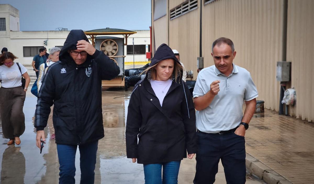 Julián Sáez y Pilar Bernabé durante la visita a Sueca.