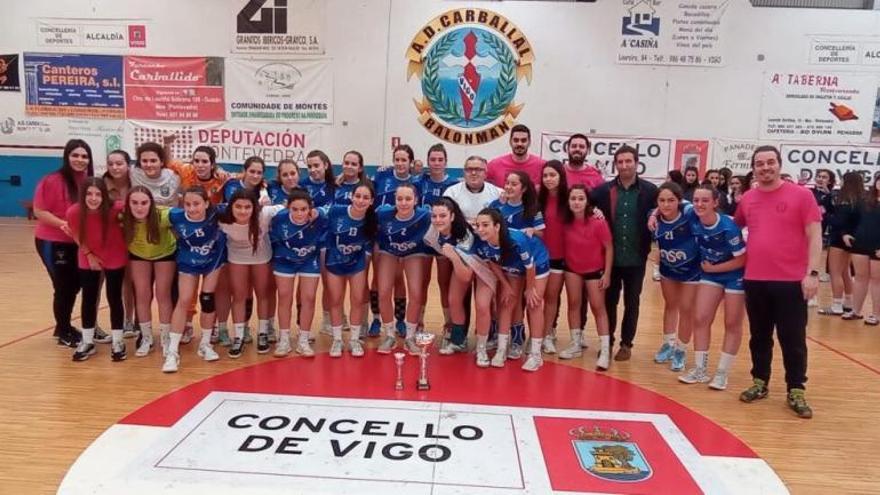 Las jugadoras y cuerpo técnico del Gráficas Lasa Carballal celebran su clasificación para la Final a 8. |  //