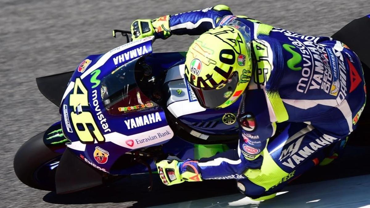 Valentino Rossi pilota la Yamaha en Mugello con su casco en homenaje a la afición con la inscripción 'Mugiallo'.