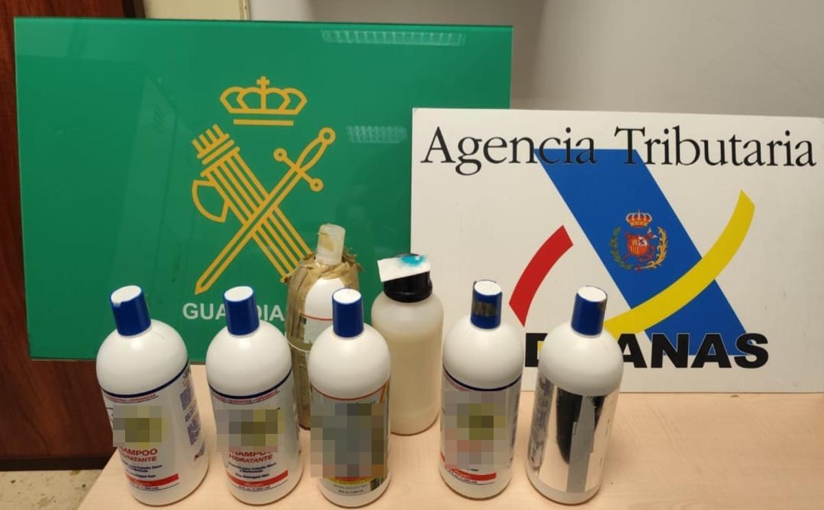 En los botes de champú se localizaron ocho kilos de cocaína líquida
