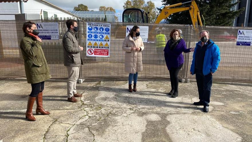 La alcaldesa, María Paz Fernández, ha visitado el inicio de los trabajos junto a la delegada de Obras, Concha Muñoz, y el concejal de Educación, Ángel Martínez.