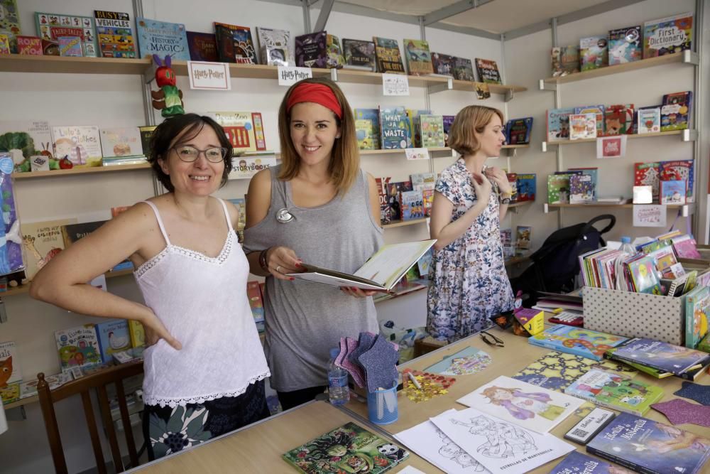 Ambiente del sábado en la Feria del Libro de Murcia