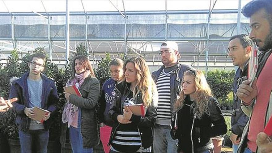 alumnos de jardinería, en los viveros de diputación