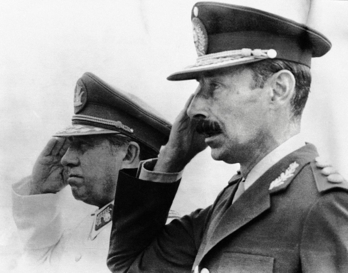 El dictador chileno Augusto Pinochet y el argentino Jorge Videla durante un acto en Santiago, en 1978. El dictador chileno Augusto Pinochet y el argentino Jorge Videla durante un acto en Santiago, en 1978.