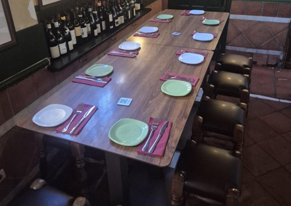 Nuestra mesa en la taberna preparada para la ocasión.