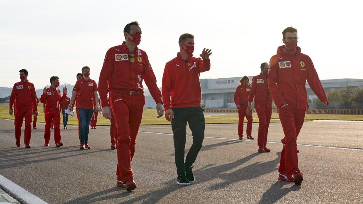 Mick Schumacher, preparando el test de Fiorano con los ingenieros de Ferrari