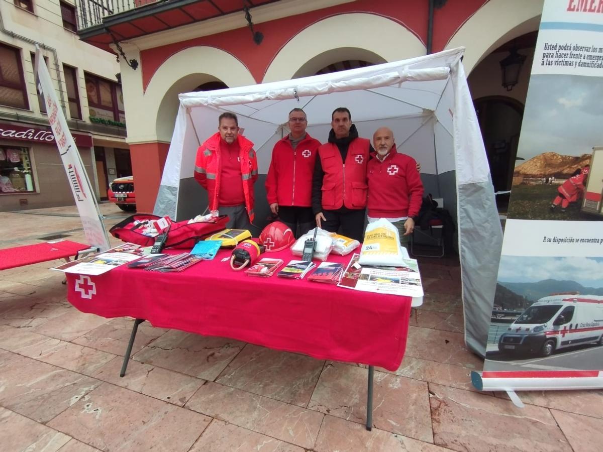 Voluntarios en uno de los expositores.