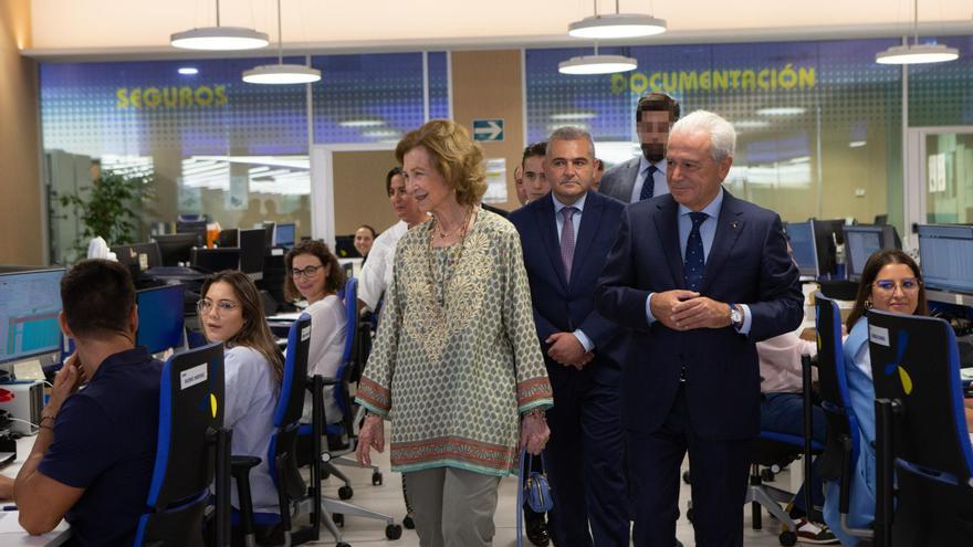 La reina Sofía visita la sede de la alhameña Primafrio para respaldar la colaboración con su fundación