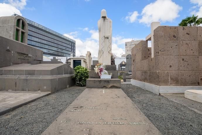 Fotos a la lápida/tumba de Tomás Morales.Detalles de la lápida rota (han arrancado trozos para llevarse partes de poesías suyas que estaban tallados en la piedra)  | 13/09/2019 | Fotógrafo: Tony Hernández