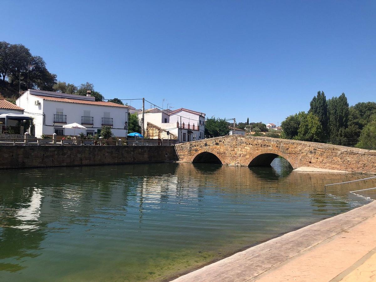Playa de San Nicolás del Puerto, 350 metros de piscina natural de agua cristalina a una hora de la capital