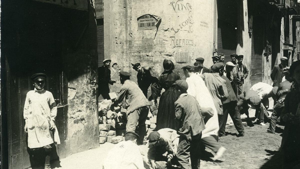 Vecinos de Barcelona construyen una barricada con piedras durante la SemanaTrágica.