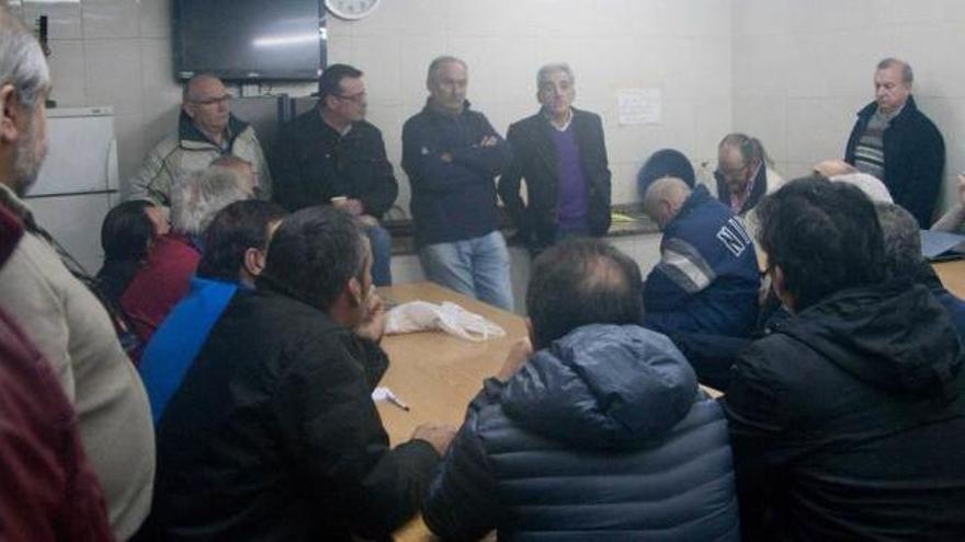 Los trabajadores, reunidos ayer en asamblea.