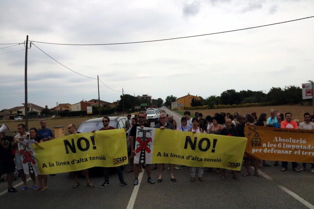 Tallen la C-66 a Bordils en protesta per la línia d''alta tensió que Red Eléctrica vol construir