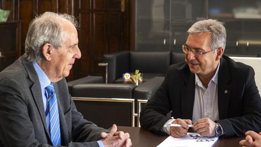 Pedro M. Llorca, durante su reunión, ayer, con el presidente de la Diputación, Luis Menor. | FdV
