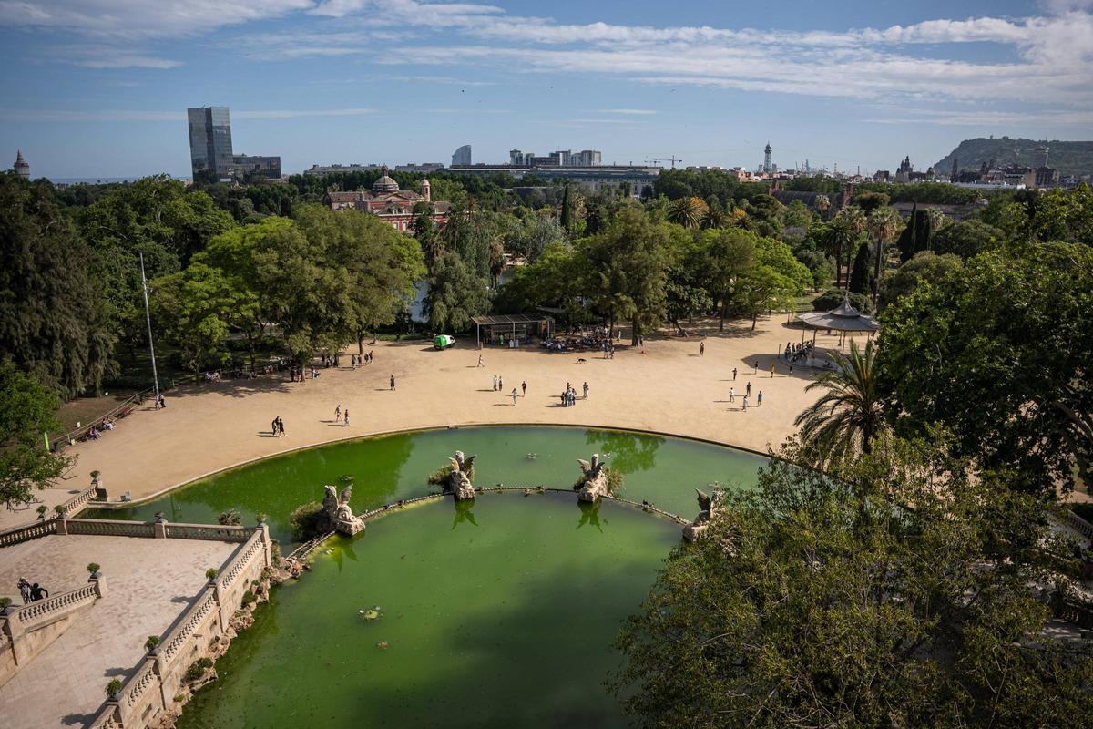 Vista desde la altura de la cascada del Parc de la Ciutadella de Barcelona.