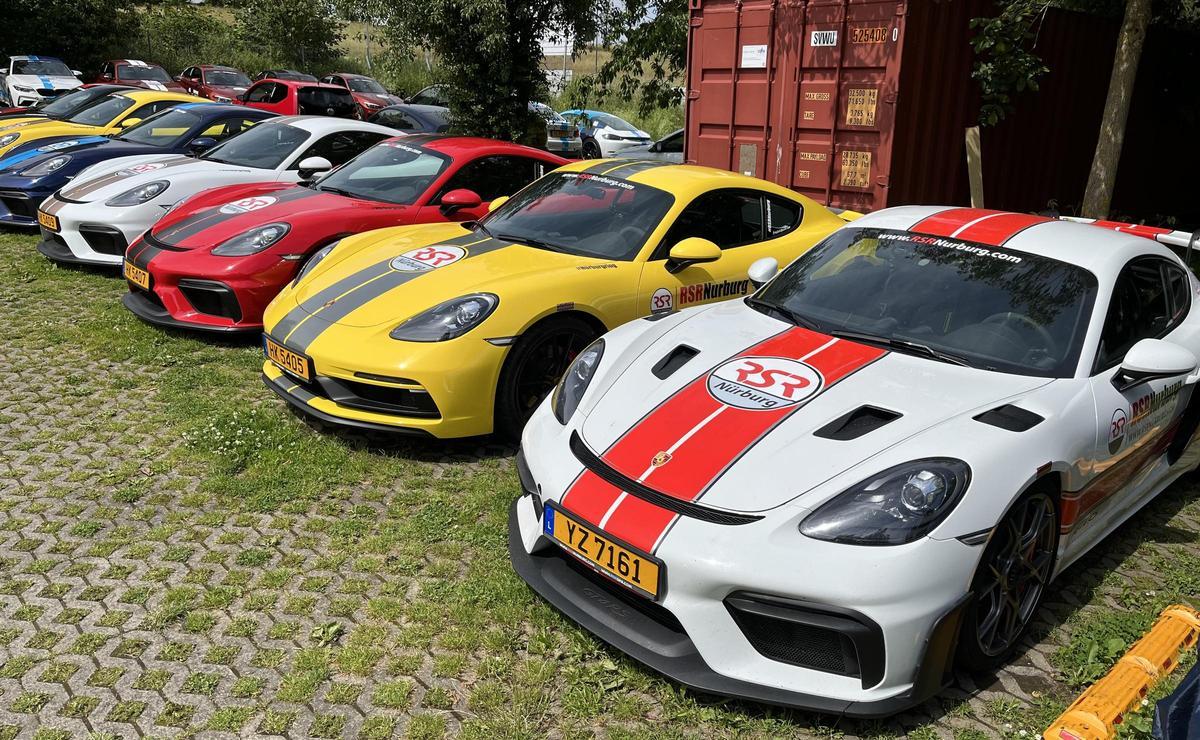 Impresionante colección de Porsches, esperando a su ansioso pilotos, en un garaje de Adenau.