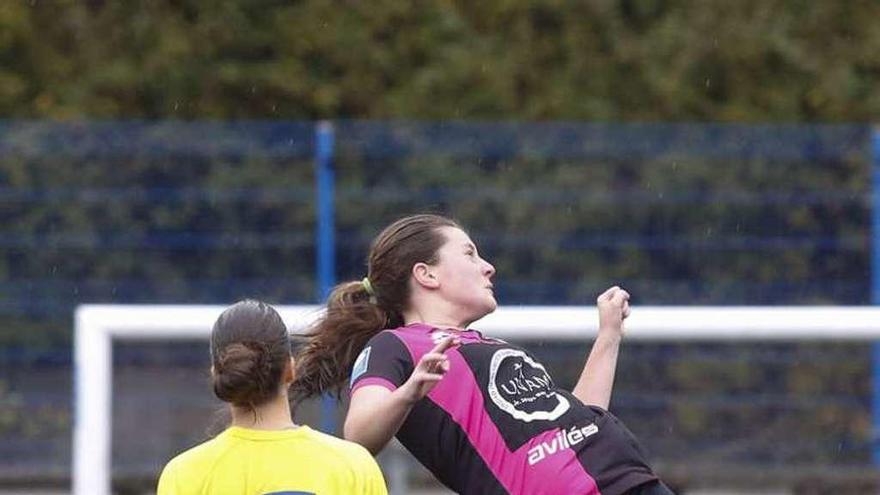 Una acción del partido entre el Femiastur y el Aurosana.