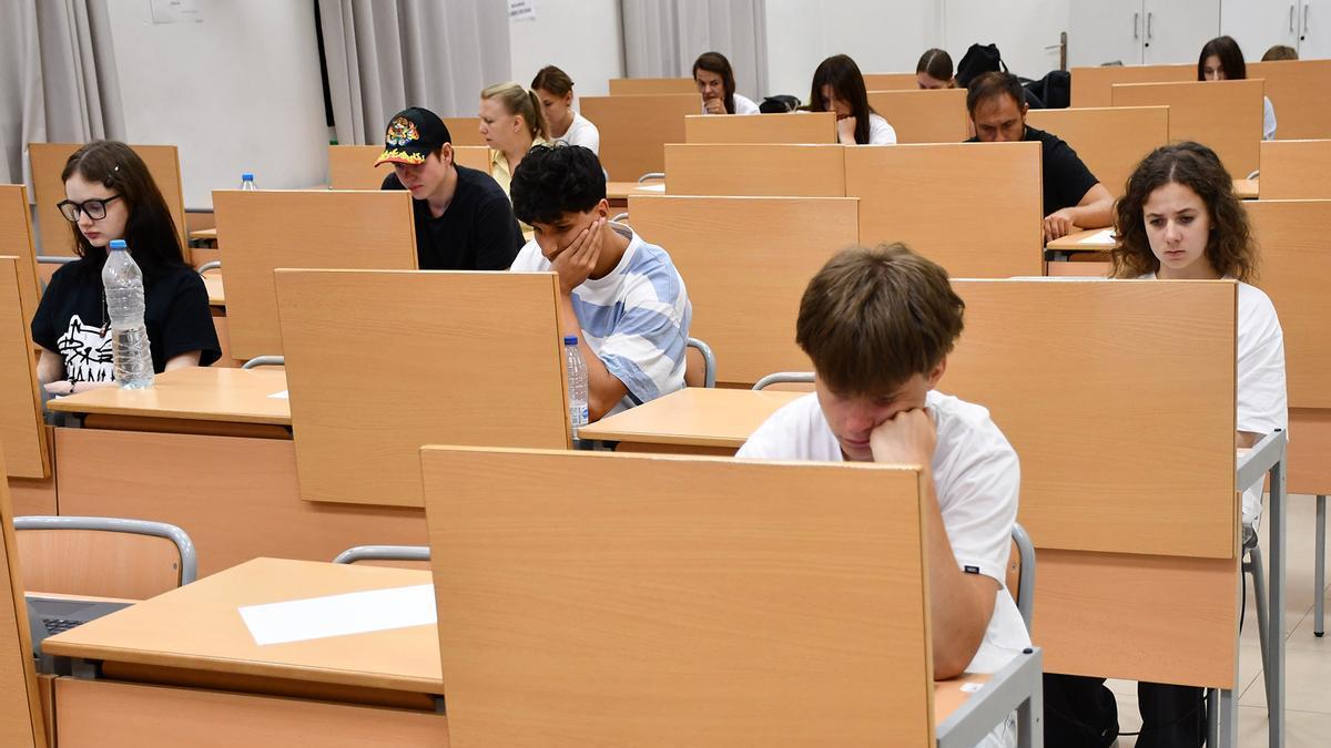 Alumnos ucranianos realizando la prueba de acceso a la universidad ucraniana en la UCV