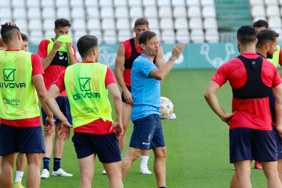Manuel Mosquera da instrucciones durante su primer entrenamiento en el Córdoba CF, este martes, en El Arcángel.