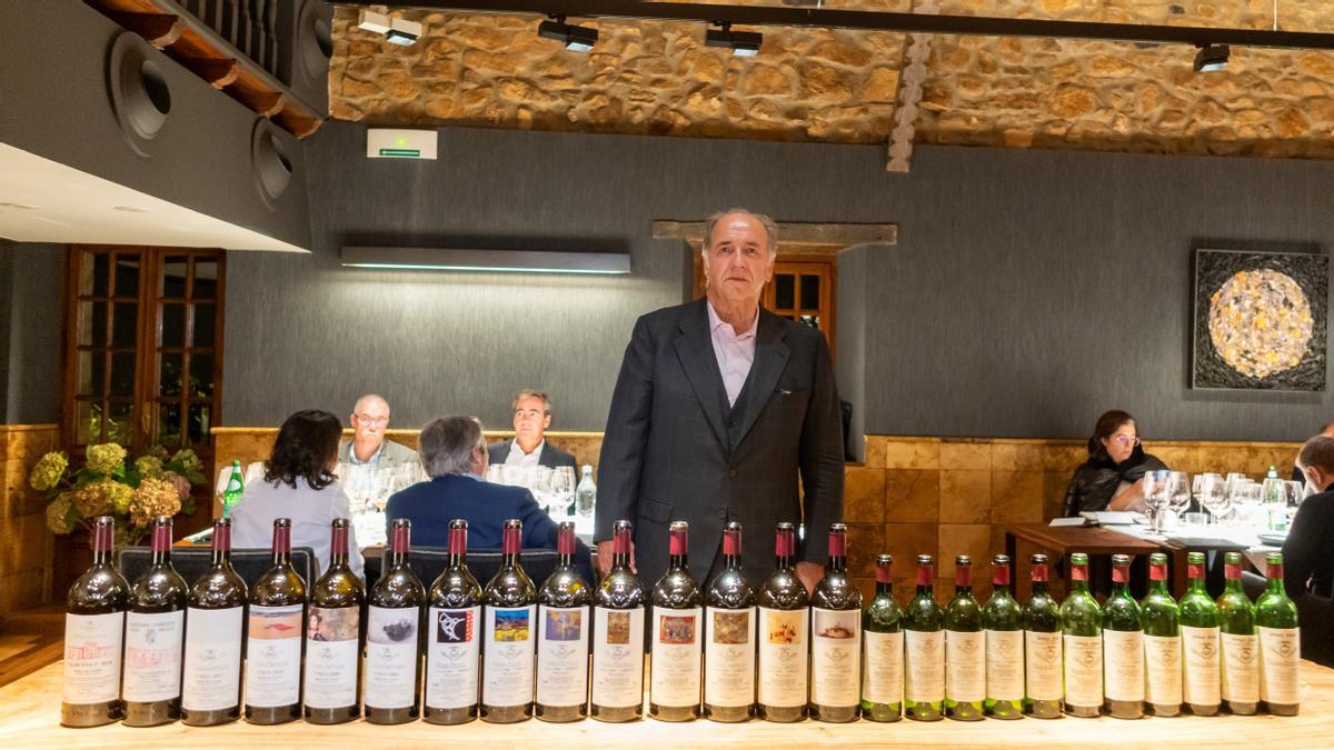 Pablo Álvarez, con los vinos de Vega Sicilia abiertos en Etxebarri.