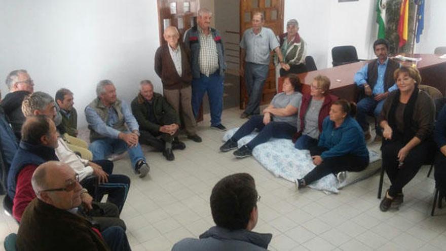 Los vecinos siguen dentro del Ayuntamiento de Valle de Abdalajís.