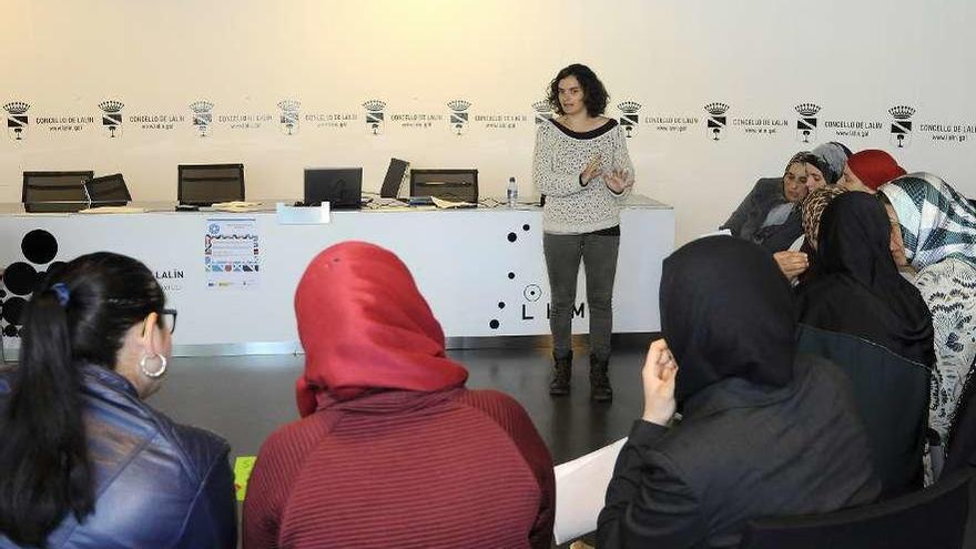 Asistentes a un curso para mujeres inmigrantes en Lalín. // Bernabé/Javier Lalin