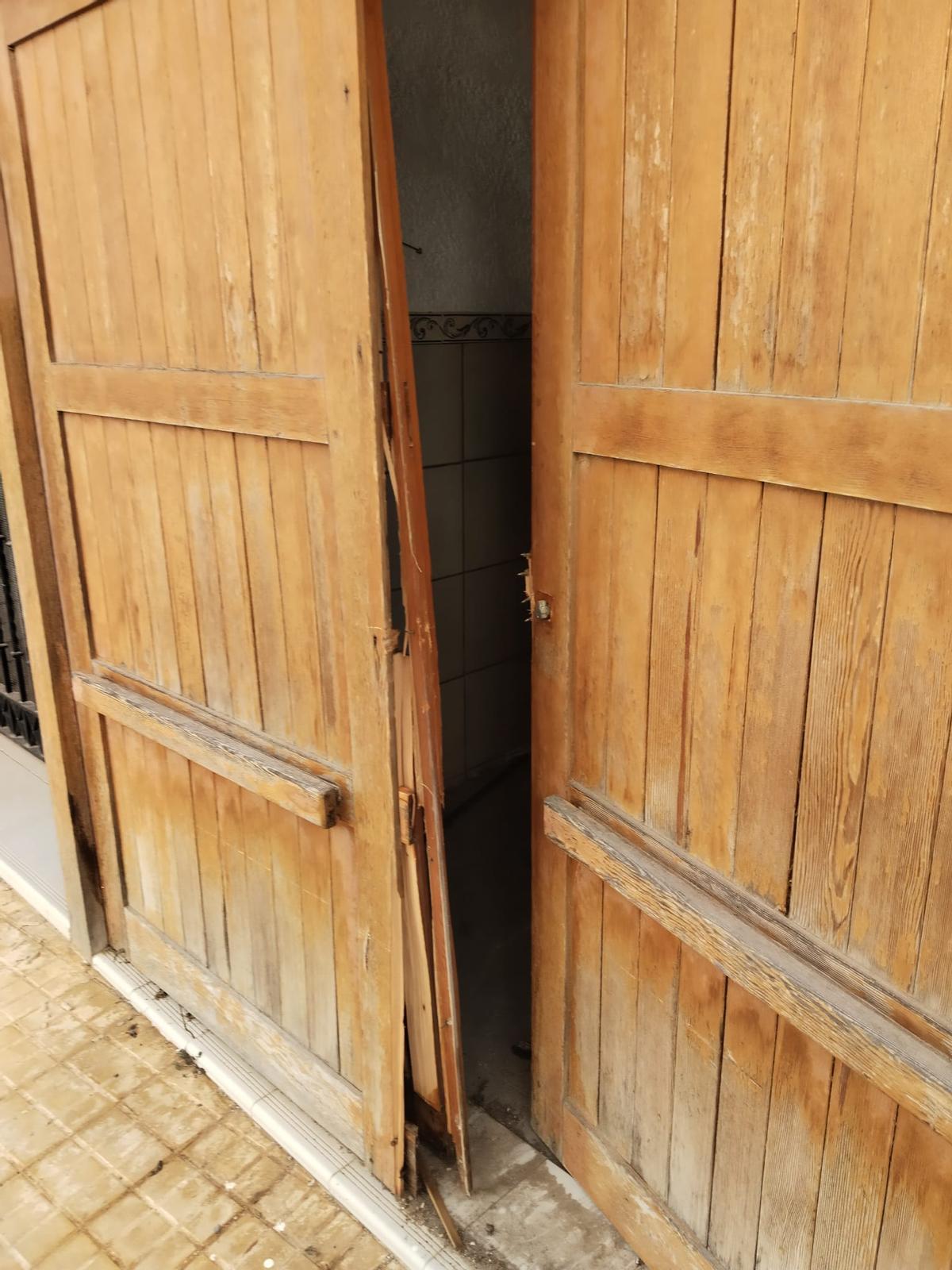 Puerta destrozada en un bungalow de Corinto.