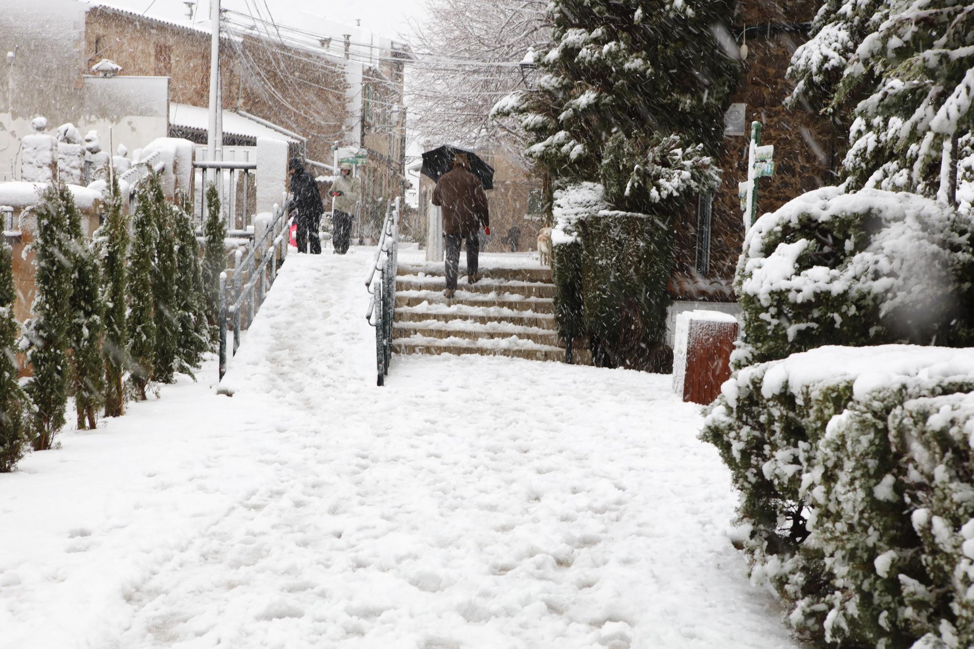 Malerisches Mallorca: Valldemossa im Schnee