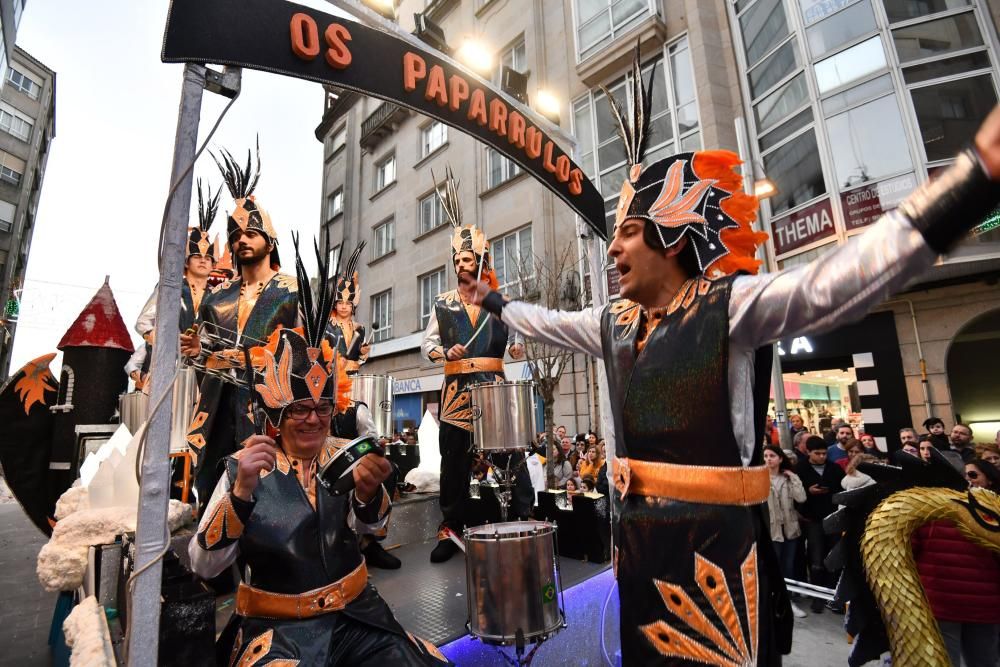 El desfile de Carnaval inunda de gente, color y humor el centro de Pontevedra