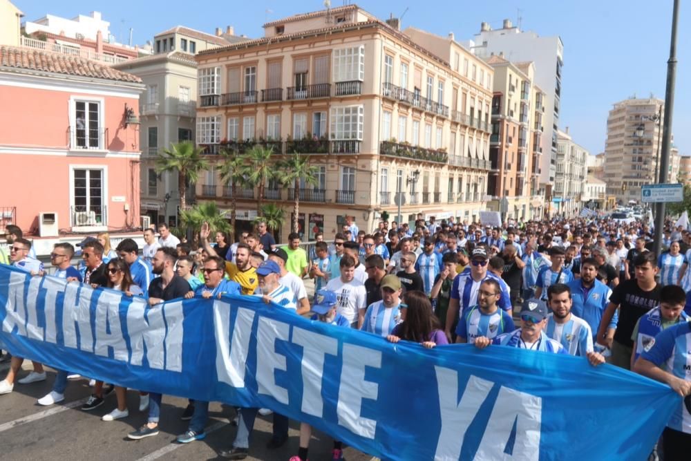 En torno a trescientos seguidores del equipo marchan desde la plaza de la Constitución hasta La Rosaleda portando la pancarta 'Por dignidad, Al Thani vete ya' y lanzando consignas contra el jeque y los jugadores y en favor del club