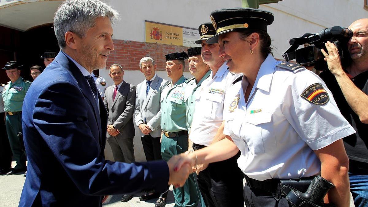 El ministro del Interior, Fernando Grande-Marlaska, junto a agentes de la Policía y la Guardia Civil