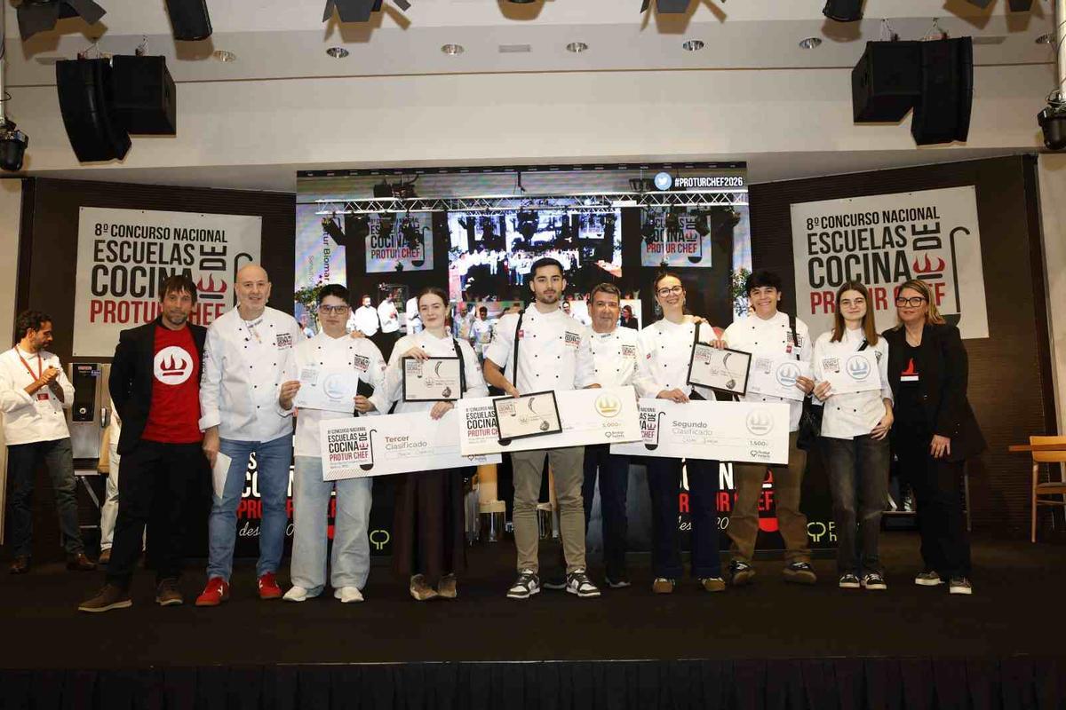 Foto de familia con los finalistas y organizadores del concurso.
