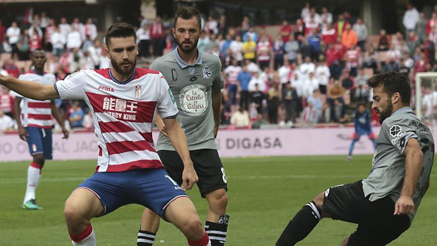 Los jugadores luchan por el balón.