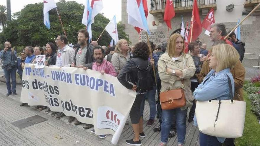 Miembros de la CIG protestan contra el TTIP.