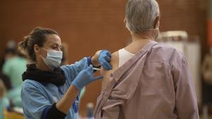 La vacunació dels catalans d’entre 70 i 79 anys arrenca aquest dilluns