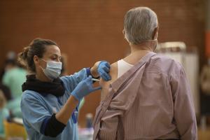 La vacunació dels catalans d’entre 70 i 79 anys arrenca aquest dilluns