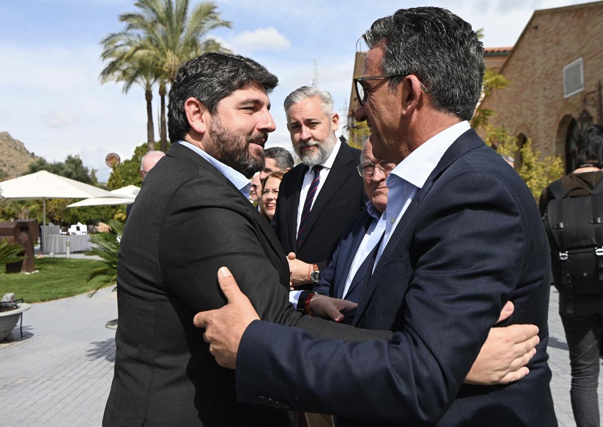 El presidente regional, Fernando López Miras, saluda al presidente de COAG en la Región, José Miguel Marín, a su llegada a la Asamblea en Santomera.