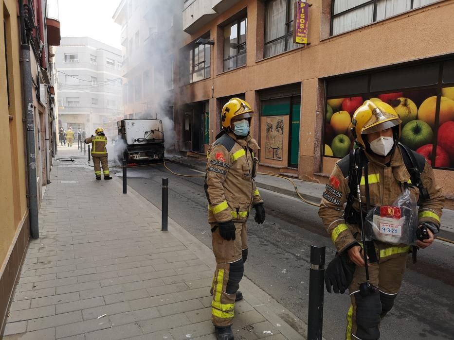 Incendi d'una màquina de neteja amb afectacions a un supermercat de Palamós