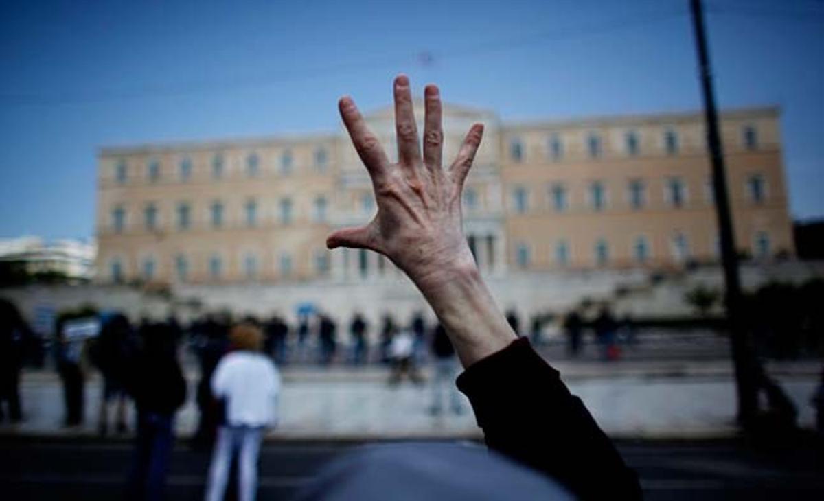Una protestant gesticula davant el parlament grec durant una manifestació a Atenes.