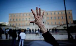 Una protestant gesticula davant el parlament grec durant una manifestació a Atenes.