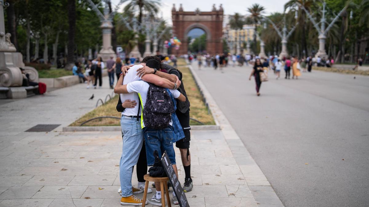 Cuatro amigos sele unen en un abrazo comunal.