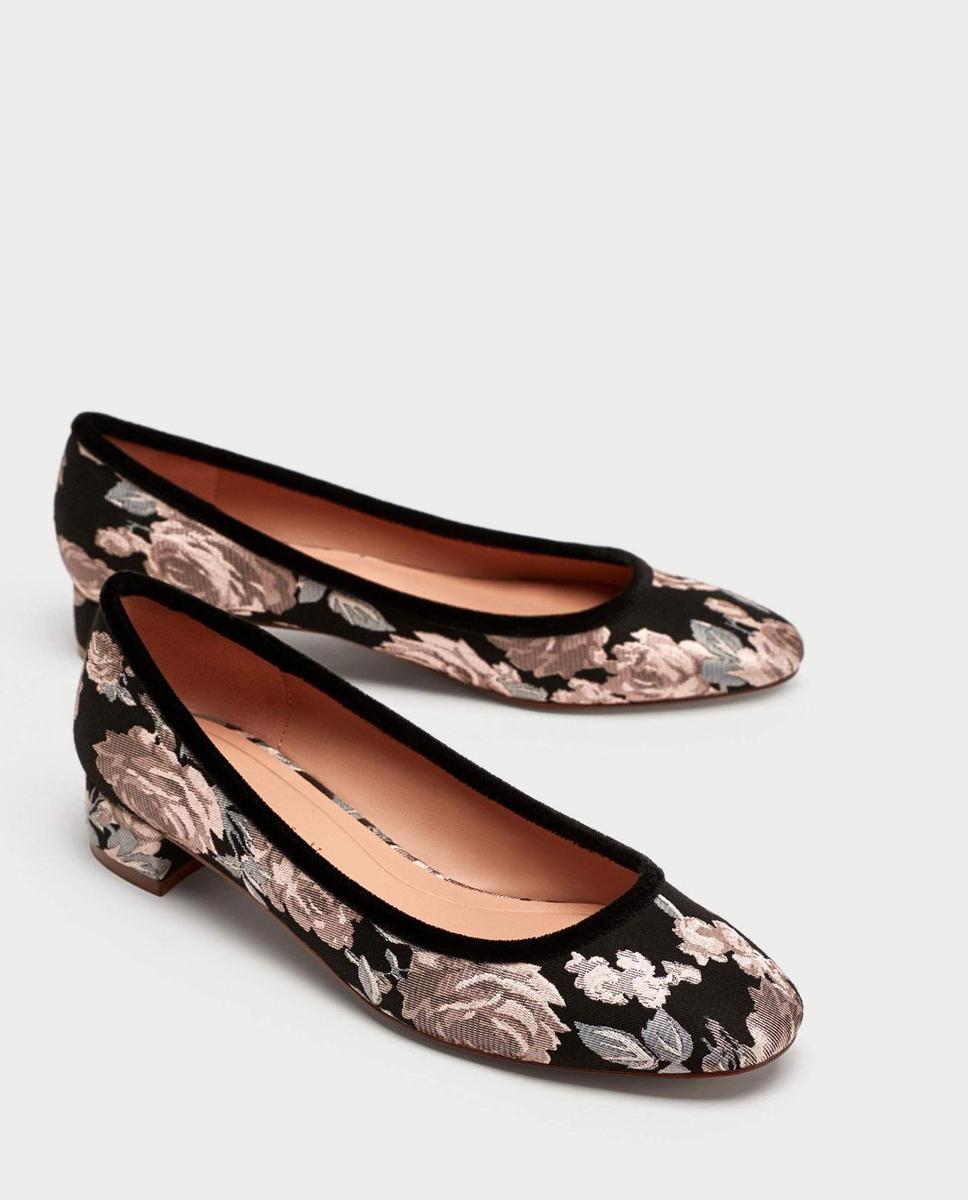 Bailarinas con estampado de flores de Zara (19,95 €)