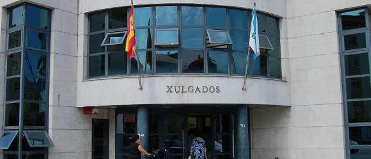 Fachada del edificio de los Juzgados de Redondela. // FdV